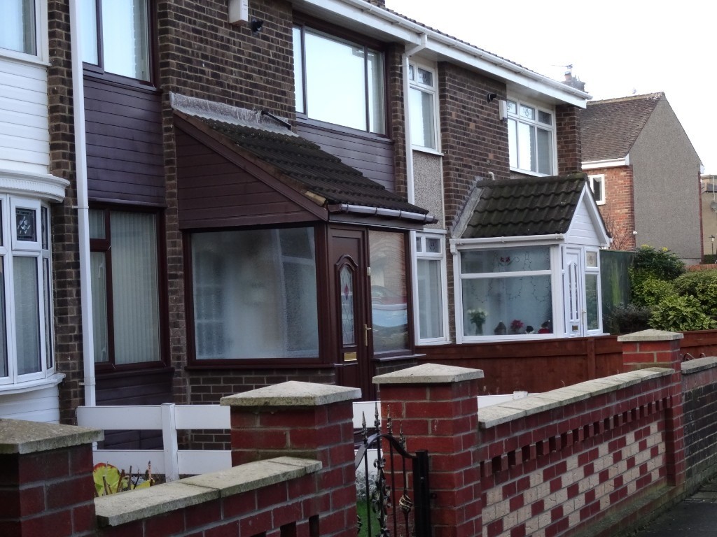 Modern Three bedroom mid terraced House in the historic headland in