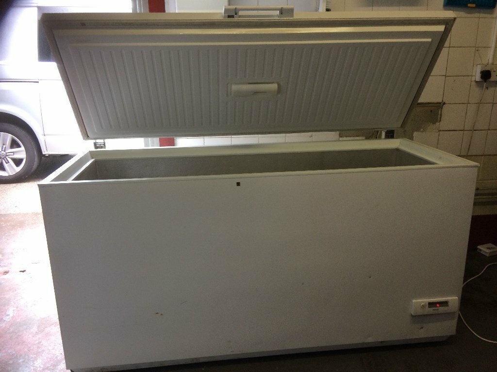 LARGE SIZE (500L) COMMERCIAL/CATERING ZANUSSI CHEST FREEZER IN GOOD