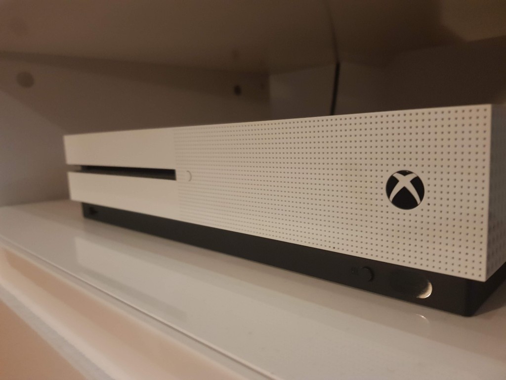 XBOX One S 500GB. Delivery Available. Second Hand. Perfect Working