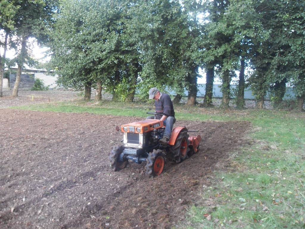 Kubota B6000 garden tractor comes with S850 rotary tiller in