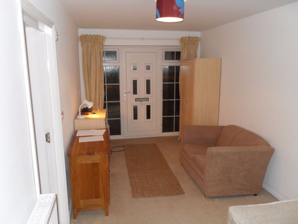 Modern Studio/Bedsit, Cheltenham, £130 including all bills Available