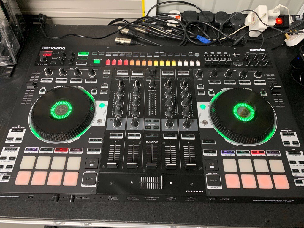 Roland DJ 808 DJ Controller Serato DJ including power cable box usb