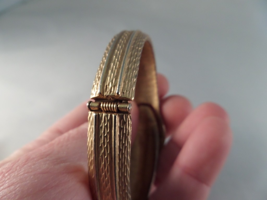 Vintage Avon Gold Tone Buckle Bracelet S3