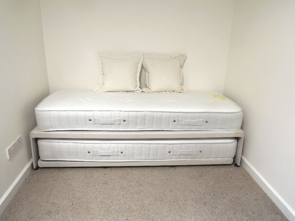 DREAMWORKS STACKING GUEST BED USE AS 2 SINGLES OR 1 KINGSIZE in