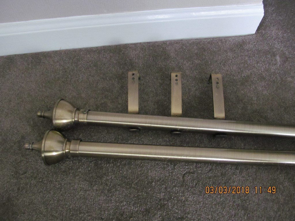 3 METRE LONG CURTAIN POLE GOLD COLOURED in Irvine, North Ayrshire