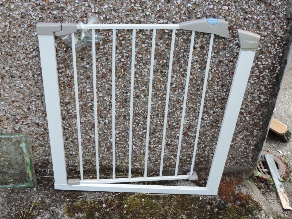 Baby safety gate, Lindam, fully working, fittings included, 73 cm x 76