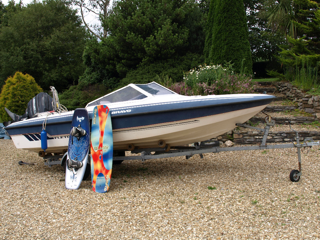 Fletcher Bravo 17ft Waterski boat with Mercury 90HP 2 stroke outboard motor  plus trailer.