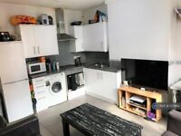4 bedroom flat in Triangle Place, Clapham Common, SW4 (4 bed) (#1273162)