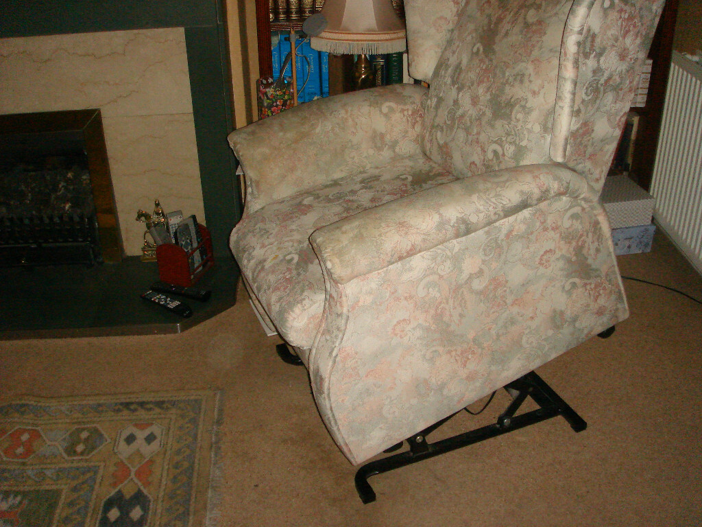 Parker Knoll riser recliner chair in good condition. in Cameron Toll