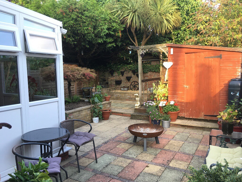 Sunny 1 Bedroom Garden Flat with Garage in Central Horsham ...