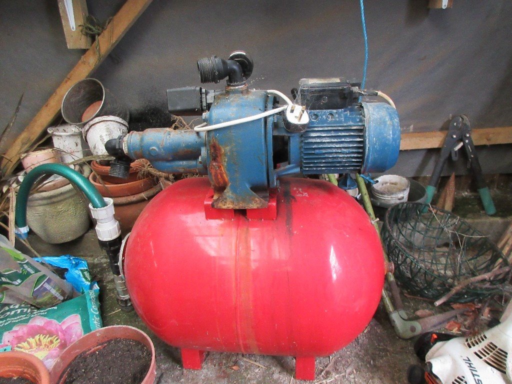 Water pump and pressure vessel set suitable for private water supply