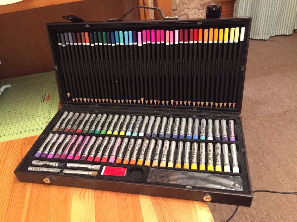 Barely used art set oil pastel and colour pencils kit in Camden