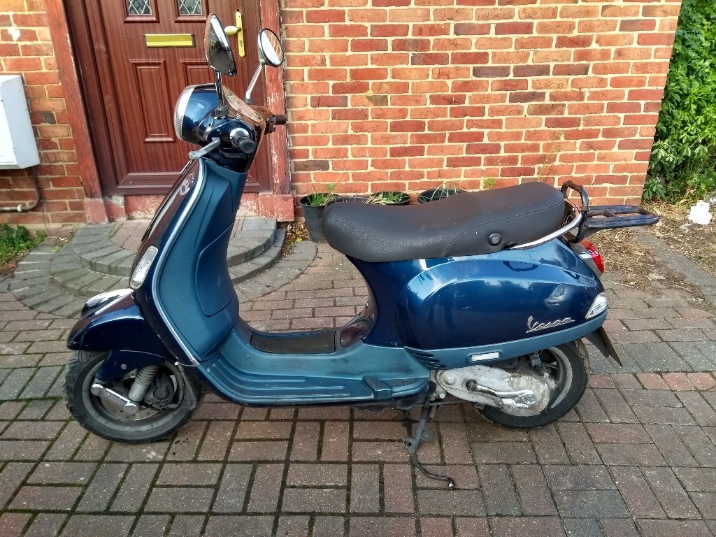 2009 Vespa LX 50 automatic scooter, MOT, good runner, 1 owner, good  condition, bargain, ride away .