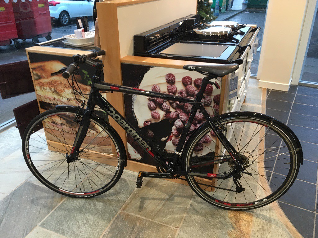 Boardman Hybrid with mudguards and Ibera Pakrak in Ibrox, Glasgow