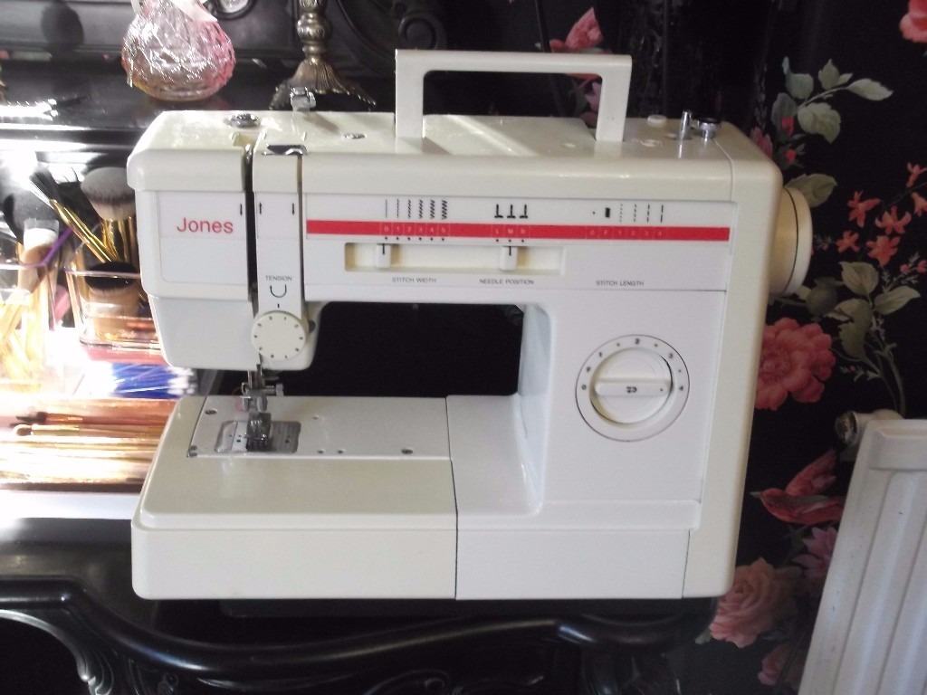 JONES VX 810 Electric zig zag sewing machine in Hull, East Yorkshire