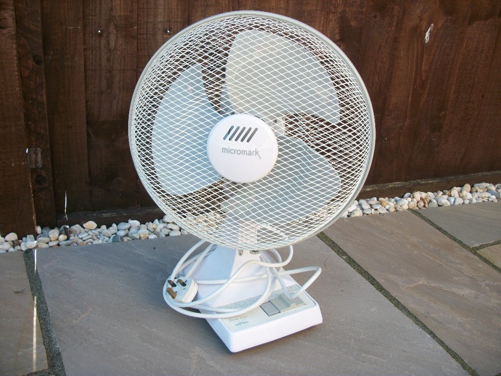 White Micromark 12 Inch Oscillating Desk Fan 3 Speed in Bournemouth