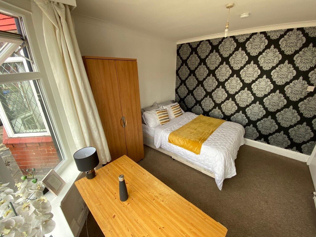Large 3/4 bedroom student/professionals house available now! in Burnage, Manchester Gumtree