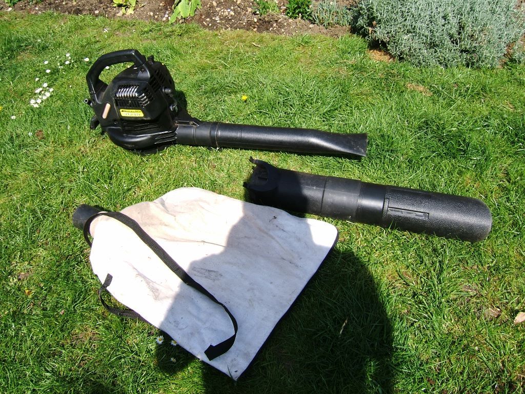 Mcculloch BUM240 petrol leaf blower/vacuum in Lane End