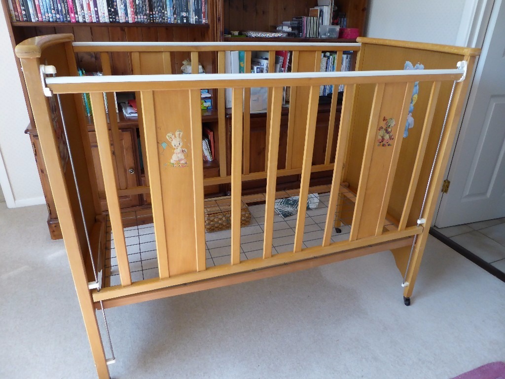 Baby cot with drop down side . Good condition in Winnersh, Berkshire