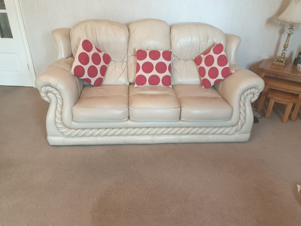 3 piece suite in cream very good condition in Lostock Hall