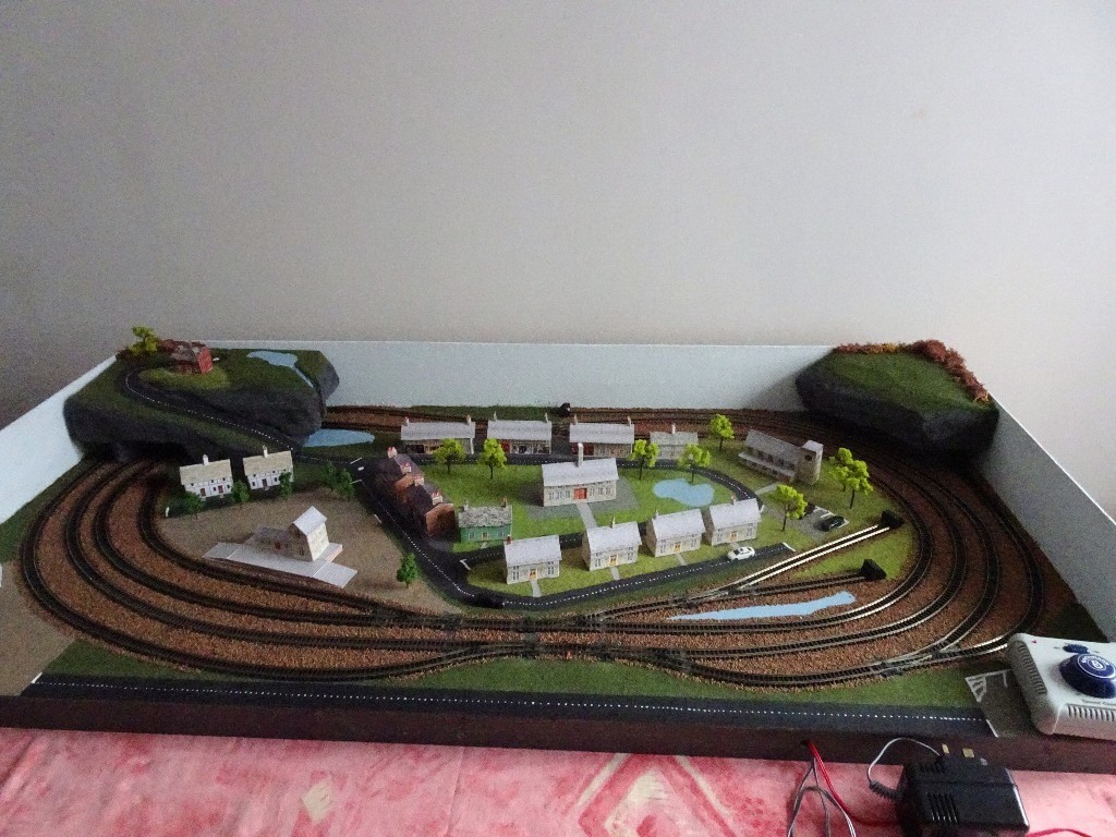 N GAUGE MODEL RAILWAY LAYOUT 48" x 24" in Bexley, London