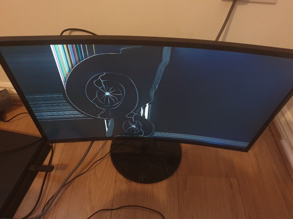 Samsung 27" Curved Monitor (Broken Screen) in Southampton, Hampshire
