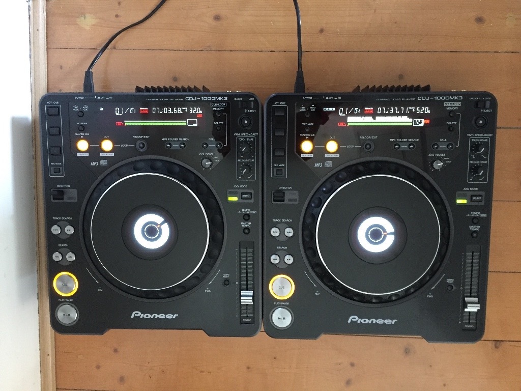 2 x Pioneer CDJ 1000 Mk3 with DJM 400 mixer great condition and boxed