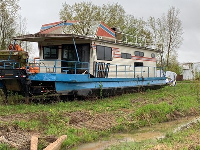 houseboat
