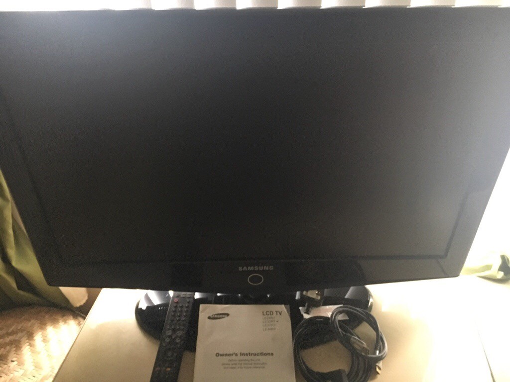Samsung 32 inch LCD TV, HD ready with manual, HDMI cable, power lead and  remote control