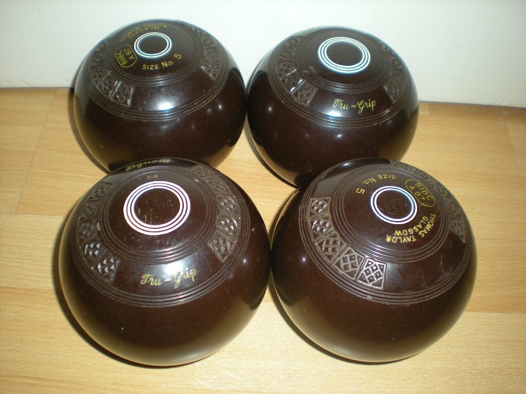 Thomas tayler of glasgow lignoid lawn bowls size 5 with leather bowls