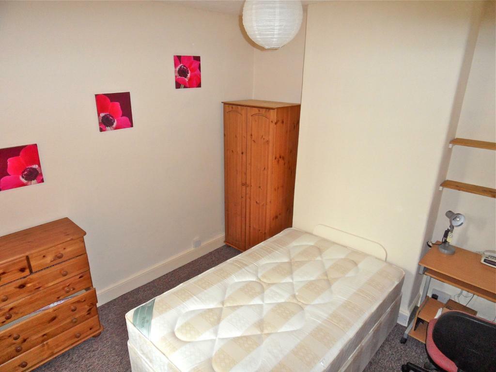 One Bedroom in Shared House for Professionals Available in Portsmouth