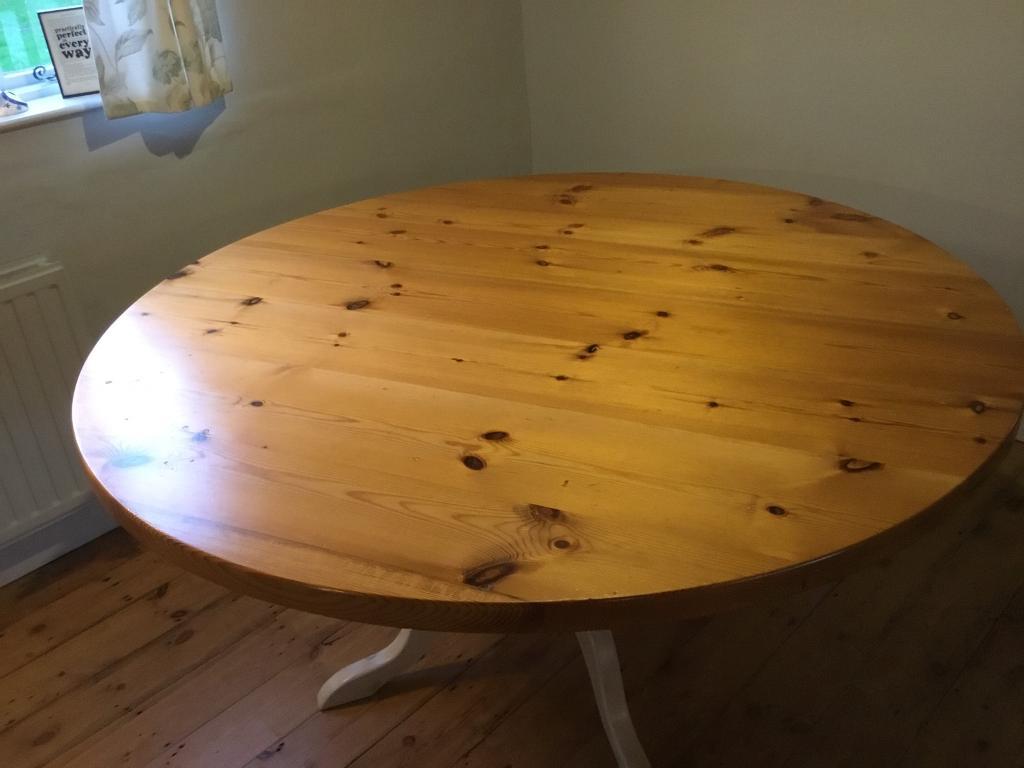 Large round pine pedestal dining table. 5ft diameter. in Ipswich