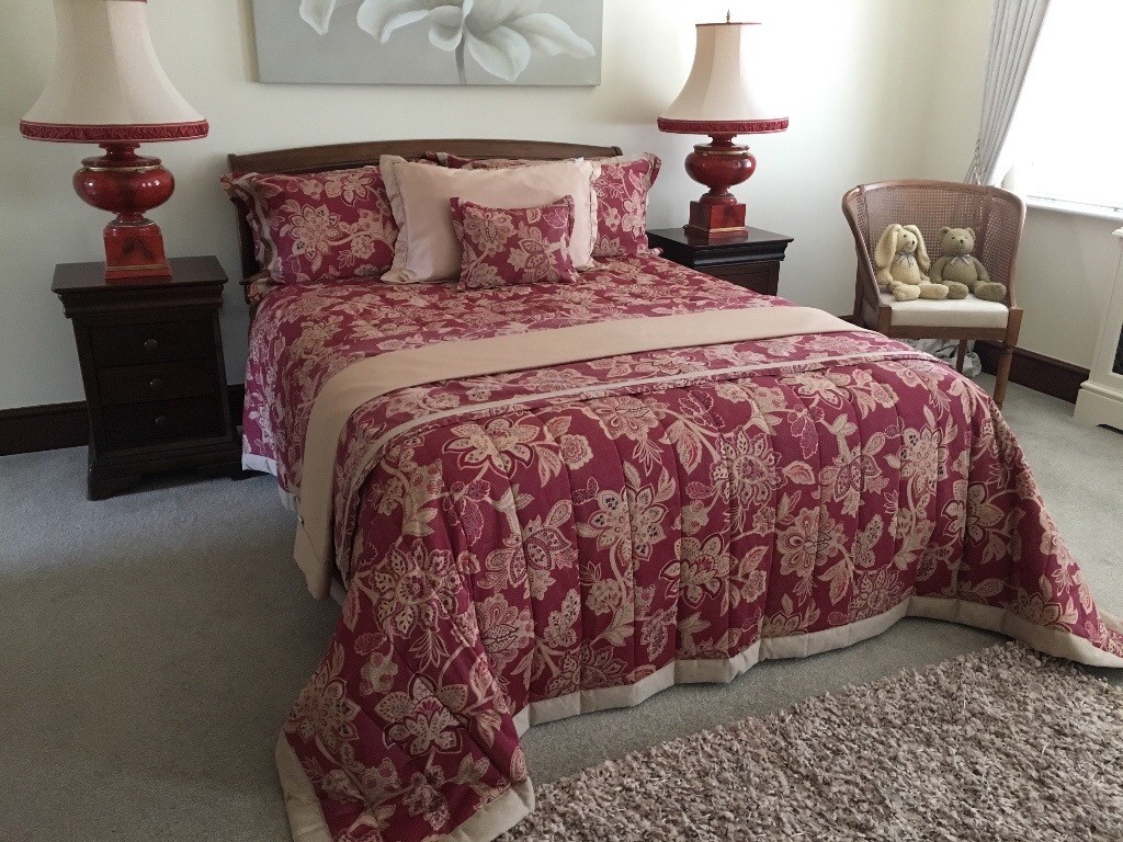 King Size Dorma Sima Deep Red Bedding Plus table lamps / Rug/ Canvas