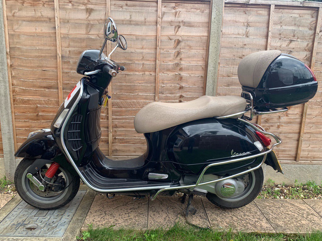 PIAGGIO VESPA GTS 125 BLACK 2009/09 REG 7000 MILES NEW MOT TOP BOX AND