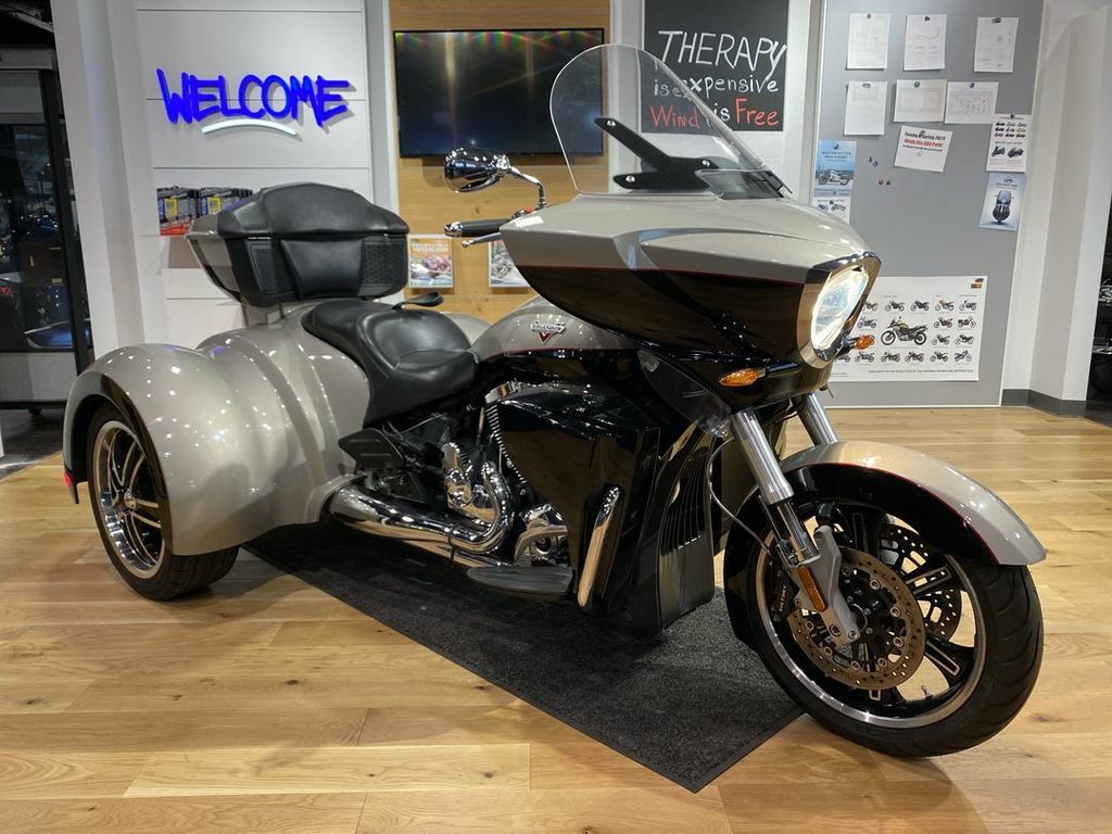 2014 Victory Motorcycles® Cross Country Tour 15th Trike, Sil/blk With