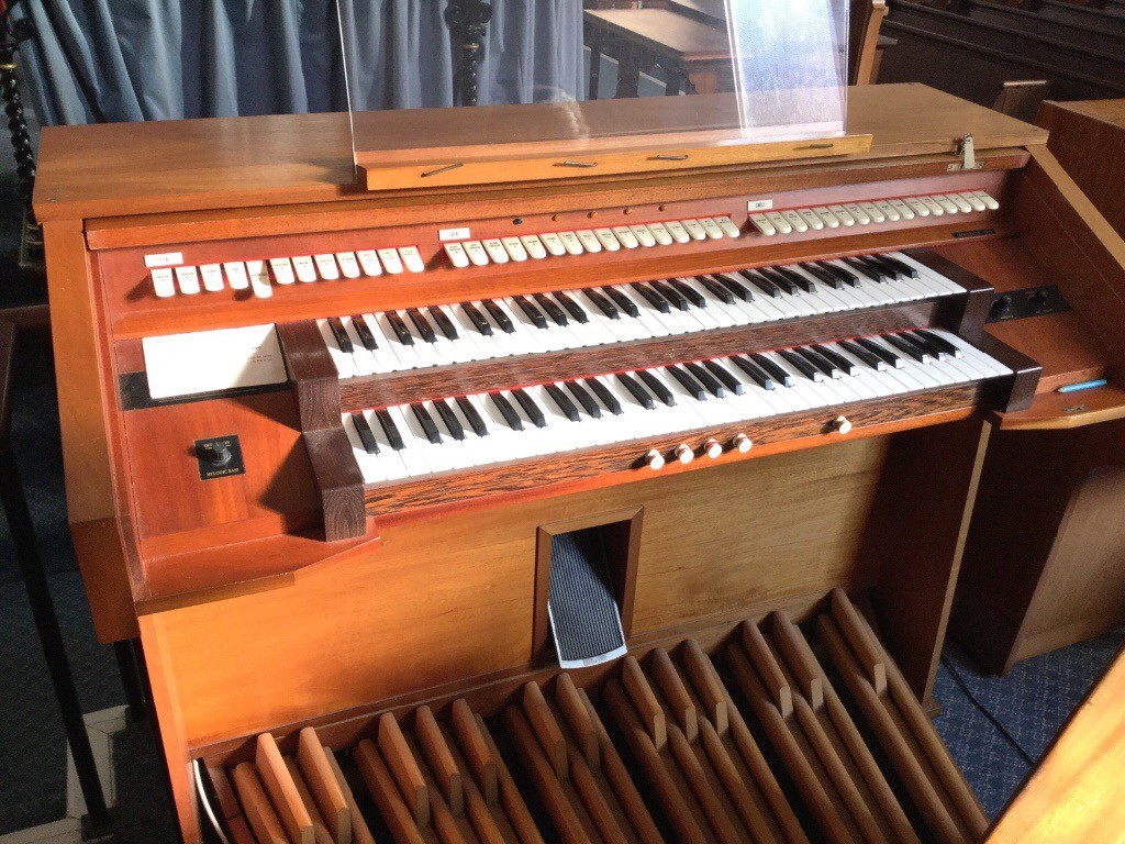 Beautiful electronic church organ and stoolchurch closing must sell