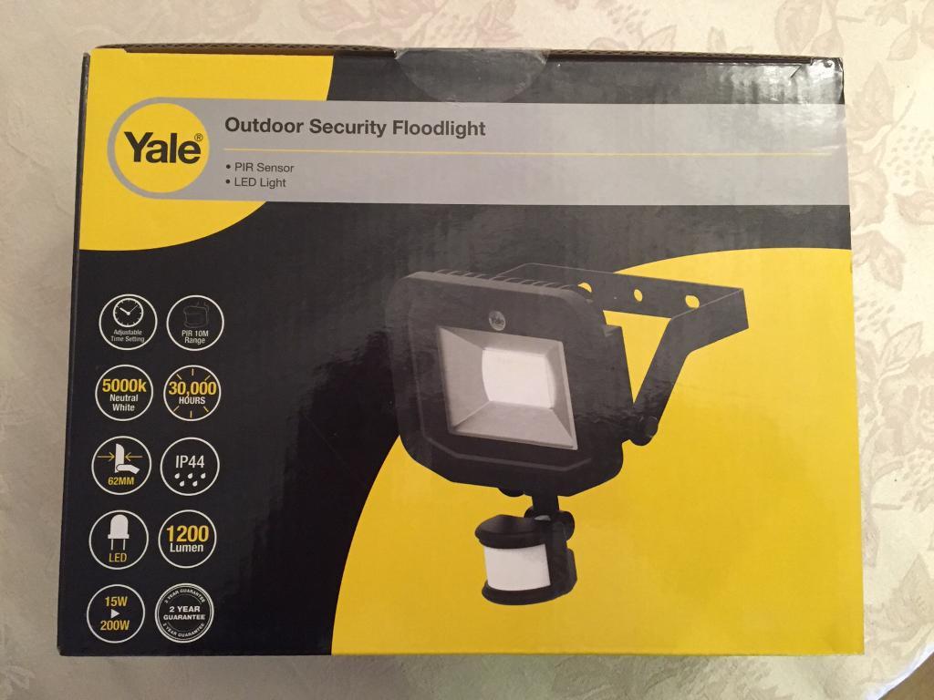 YALE 1200 LUMEN LED BRAND NEW SEALED OUTDOOR SECURITY FLOODLIGHT WITH