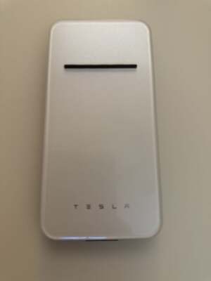 Tesla Wireless Portable Charger 2.0 White