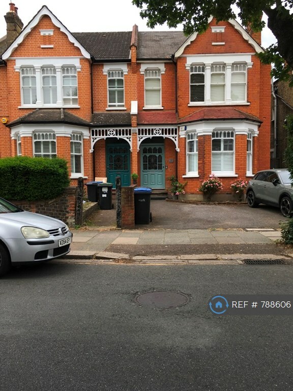 1 bedroom flat in Old Park Road, London, N13 (1 bed) (788606) in