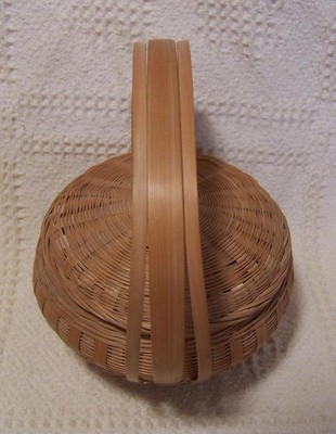 Vintage ROUND Woven WICKER BASKET Handle LID Made in PEOPLES REPUBLIC OF CHINA