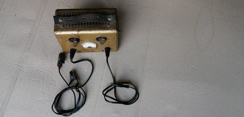 Un Ancien Chargeur De Batterie Dary