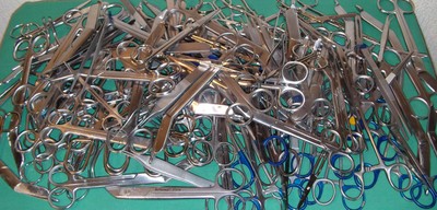 Konvolut Chirurgische Instrumente >140 Teile 6,5kg Scheren Zangen Pinzetten usw.