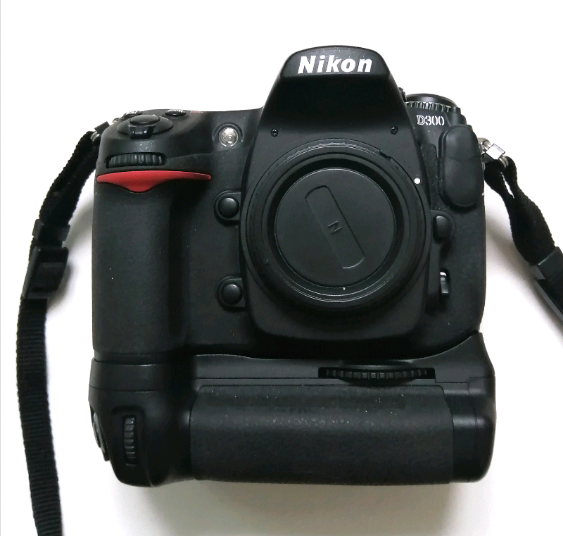NIKON D300 CAMERA BODY & MBD10 BATTERY GRIP LOW SHUTTER COUNT in