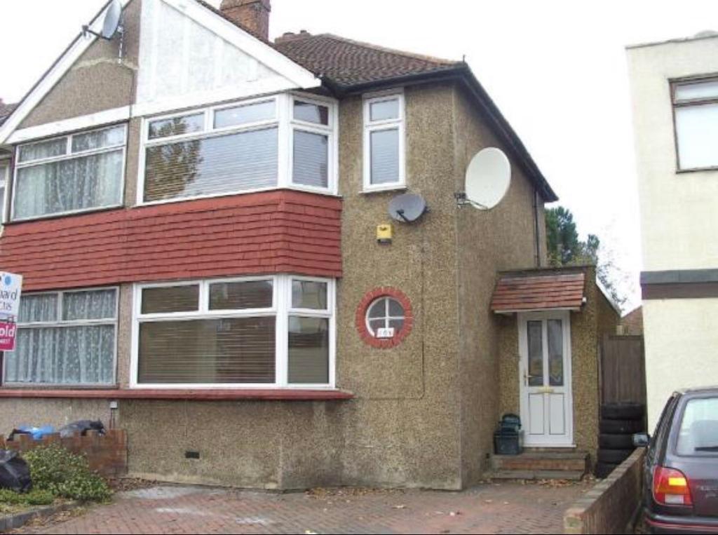 2 Bedroom House For Rent Feltham High Street, Middx in Southall