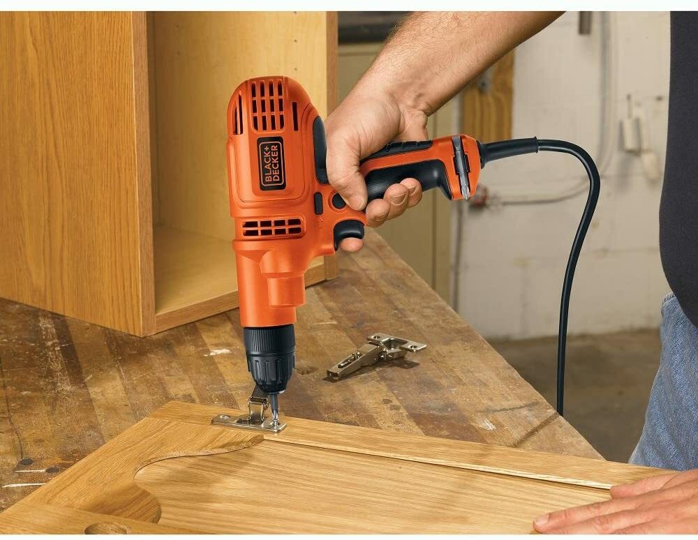 Как закрепить шуруповерт. Шуруповерт сетевой black decker. фрезер black decker. black and decker combo kit. шуруповёрт black decker маленький.