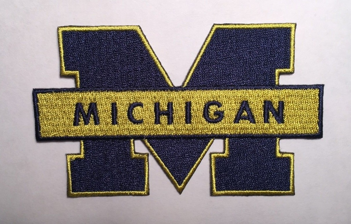 P00477 MICHIGAN WOLVERINES パーカー　ペンキアート　L University Of Michigan Wolverines Vintage Embroidered Iron
