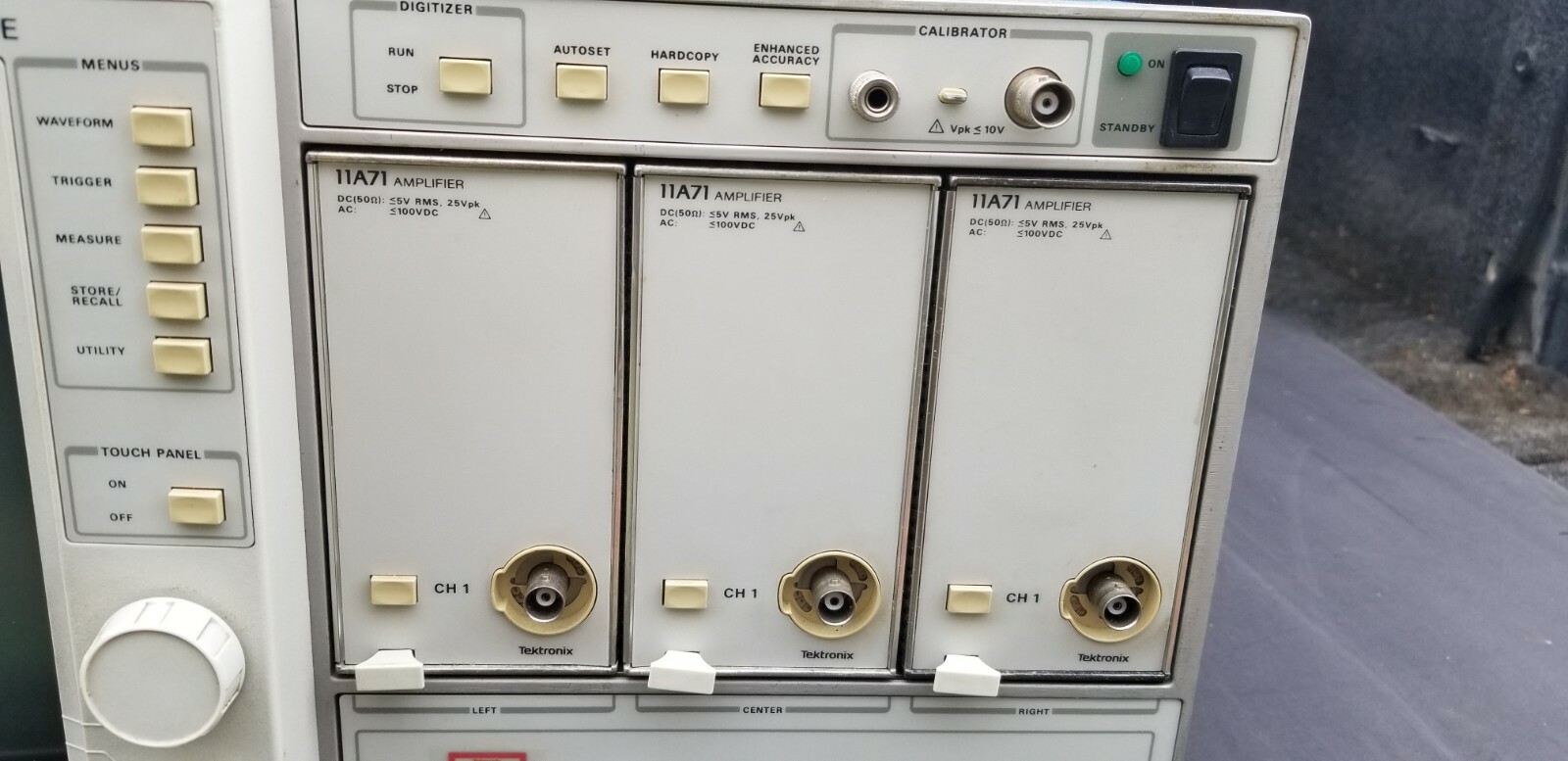 Tektronix Digitizing Oscilloscope 11402 w/ 3 11A71 Amplifier Modules