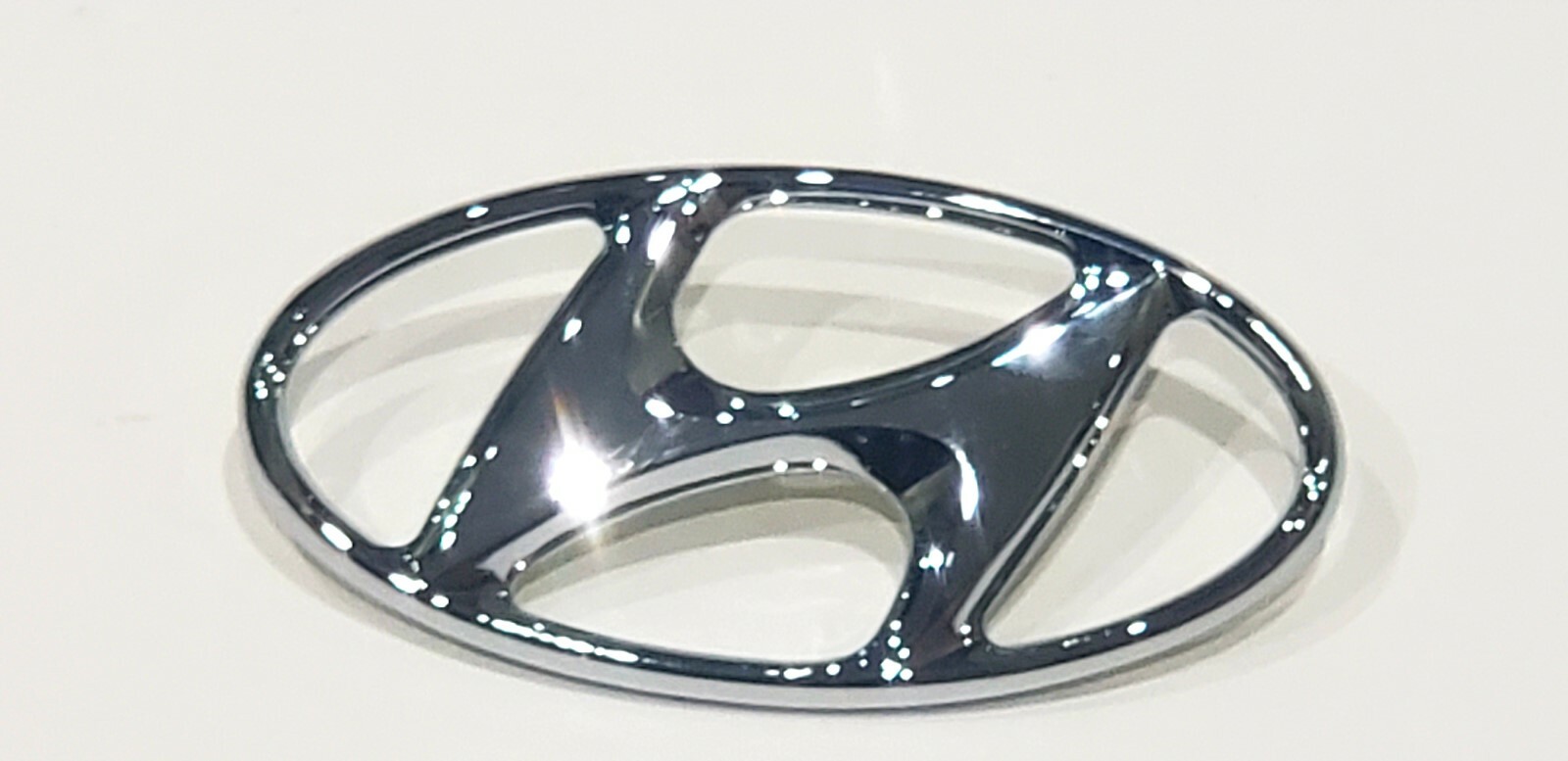 0106 NEW Hyundai Elantra Front Hood Grill "H" Letter LOGO EMBLEM 01 02