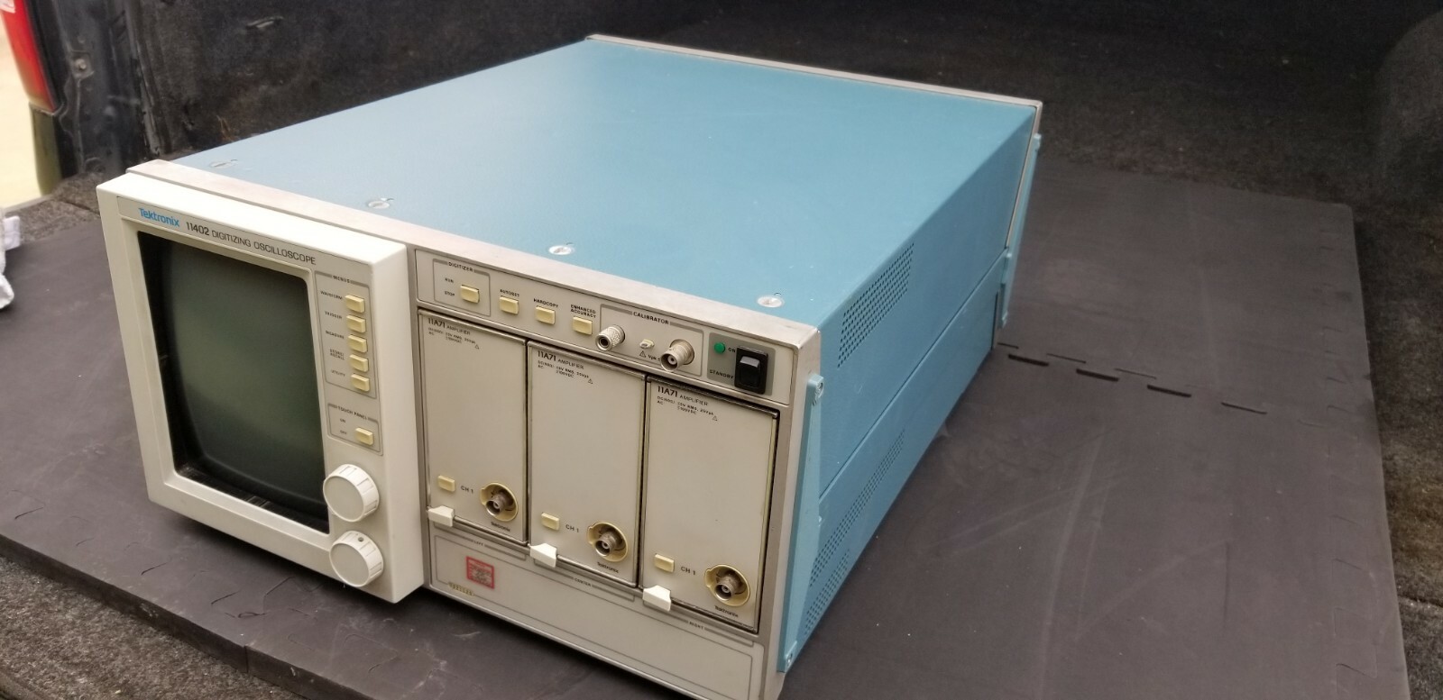 Tektronix Digitizing Oscilloscope 11402 w/ 3 11A71 Amplifier Modules