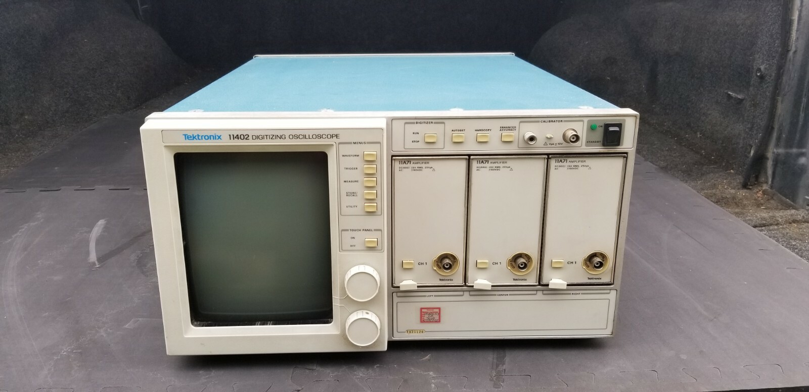 Tektronix Digitizing Oscilloscope 11402 w/ 3 11A71 Amplifier Modules